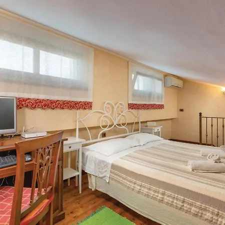 Pet Friendly Home In Visnjan Prázdninový dům